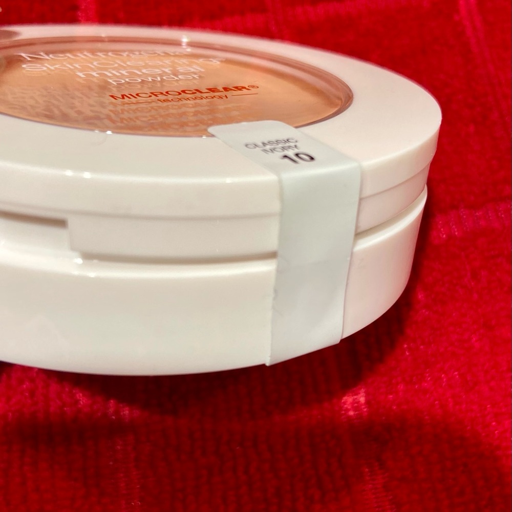 Neutrogena- Sealed- skin clearing mineral powder. - Picture 6 of 7